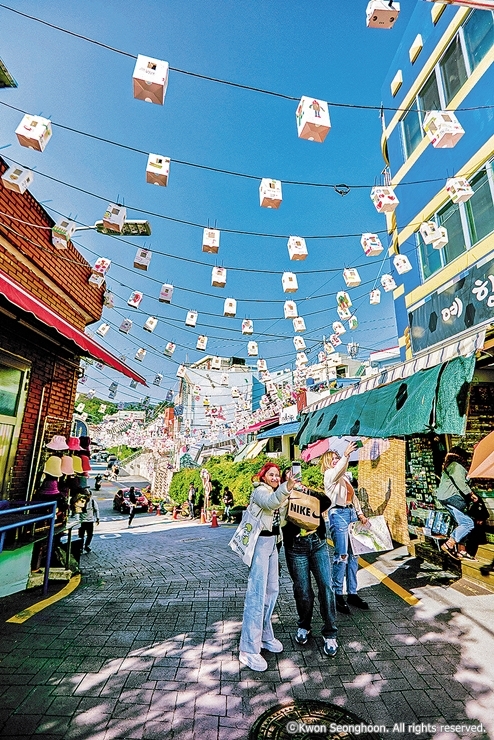 2-1-2 외국인관광객 감천문화마을_권성훈_cw8